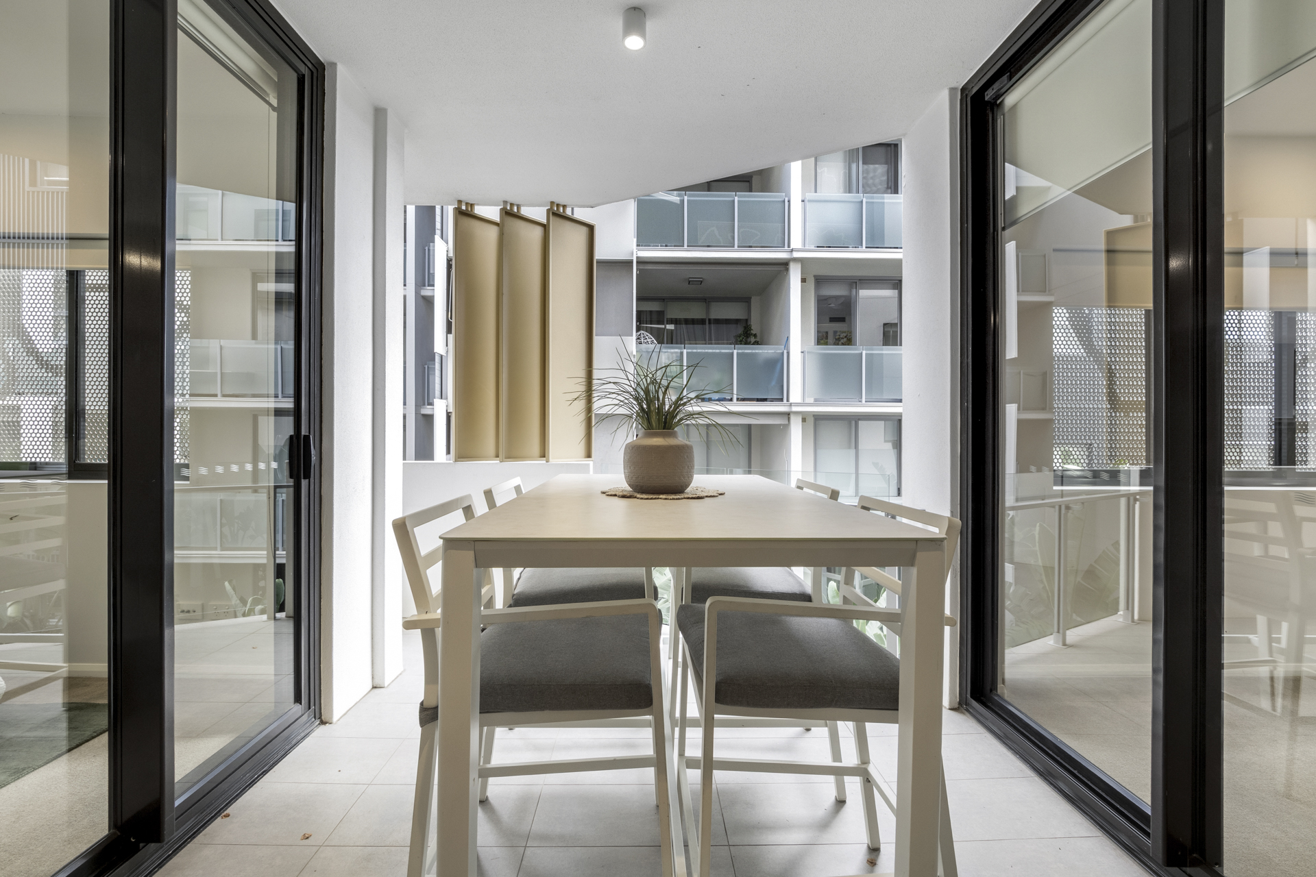 405 21 Duncan St lo res-11